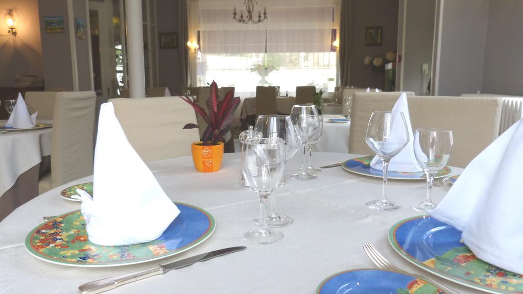 Hotel Restaurant "Le Relais" Куртоне Стая снимка