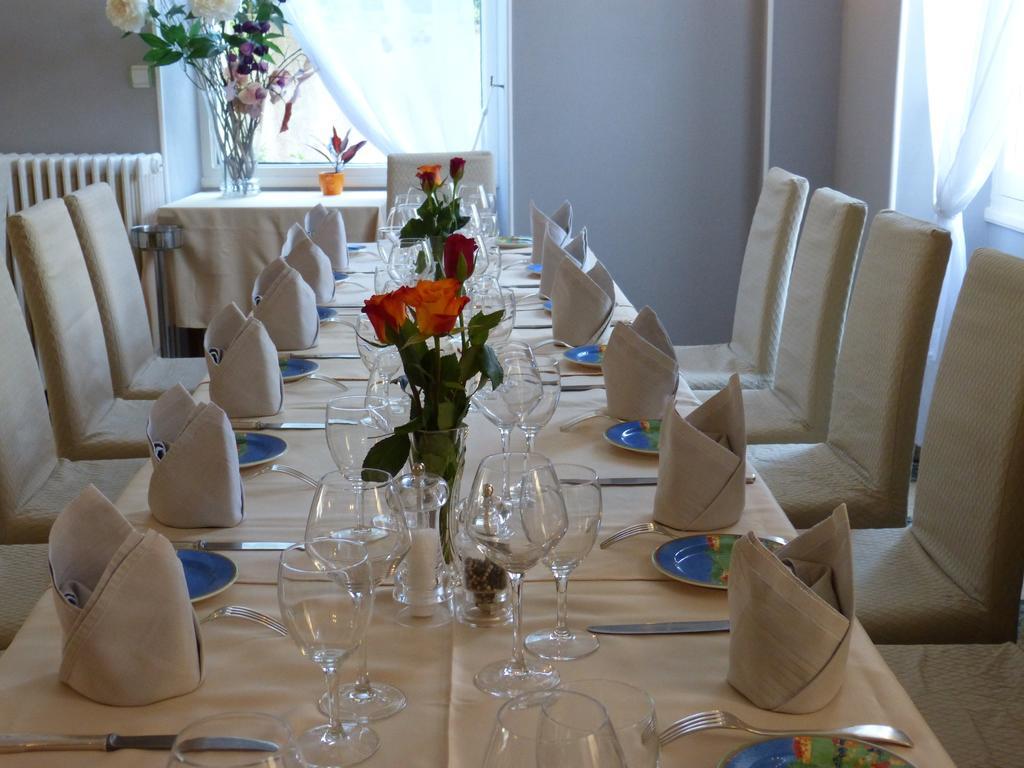 Hotel Restaurant "Le Relais" Куртоне Стая снимка